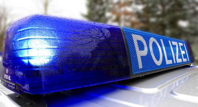 Alman Polisi Yine Cami Bastı