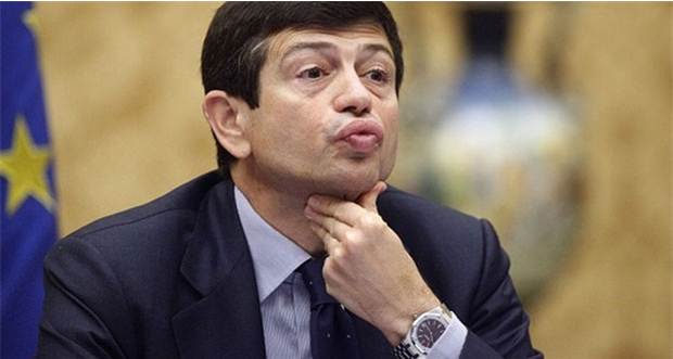 Bakan, hediye kol saati yüzünden istifa etti