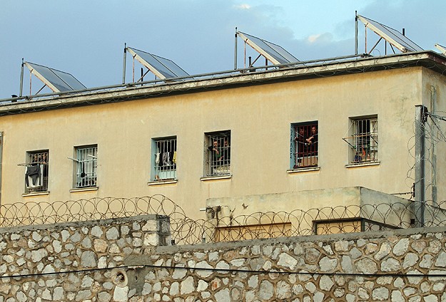 Yunanistan'da Cezaevleri Boşalıyor