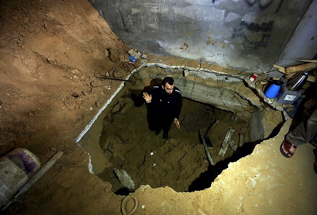 Gazzeliler Bombalarla Yaşıyor