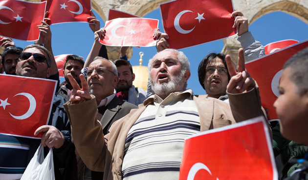 Filistinliler Mescid-i Aksa'da Türk Bayrağı Açtı