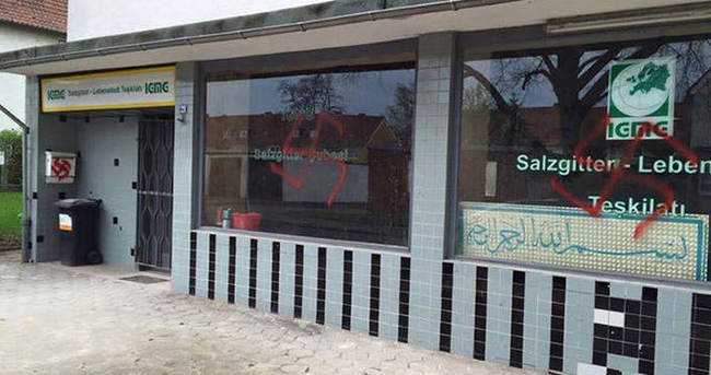 Almanya'da Camiye .Çirkin Saldırı