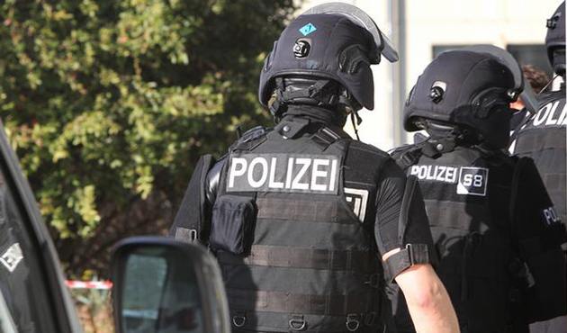 Avrupa'da İslam Düşmanlığı Giderek Artıyor!   Allah Yazılı Kolye Takan 15 Yaşındaki Kıza Saldırı