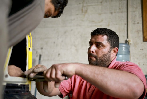 Gözlerini Kaybeden Gazzeli Kaportacılığa Devam Ediyor