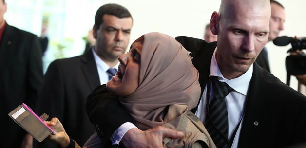 Sisi o Gazeteciyi Affetmedi!