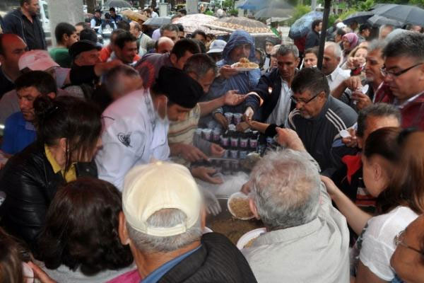 CHP, HDP'nin Başarısını Pilavla Kutladı
