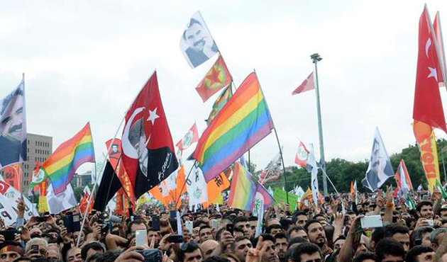 HDP mitinginde Dikkat Çeken Görüntüler