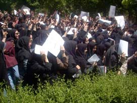 İran'da İngiltere elçiliğine taşlı saldırı