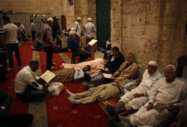 Mescid-i Aksa'da Yüzlerce Kişi İtikafa Girdi