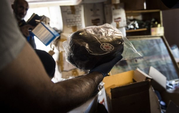 Gecekonduda Askeri Malzeme Ele Geçirildi