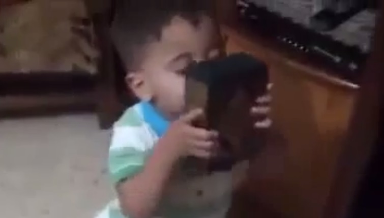 Siyonistlerin Yakarak Şehid Ettiği Bebek Kur'an-ı Kerimi Öpüyorken-VİDEO