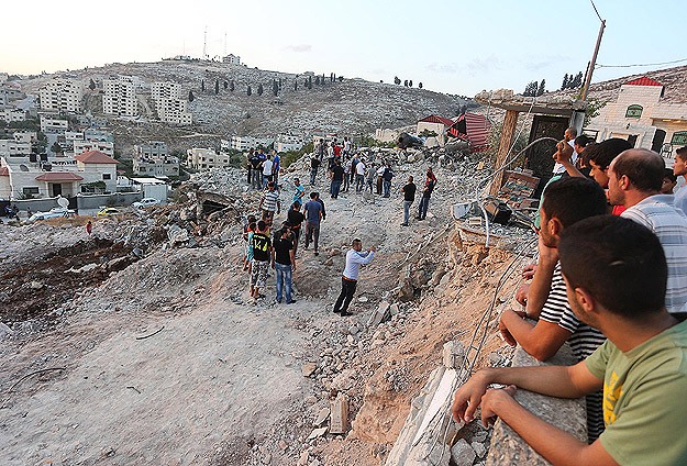 İsrail 4 Filistinlinin Evini Yıktı