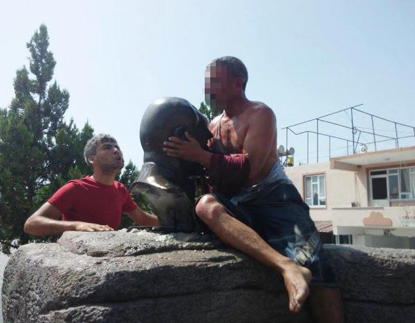 Peşmerge Kıyafeti Giyen Vatandaşı Dövüp, Atatürk Büstünü Öptürdüler