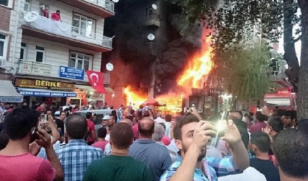 Kırşehir'de HDP'lilere ait Kitabevi Yakıldı