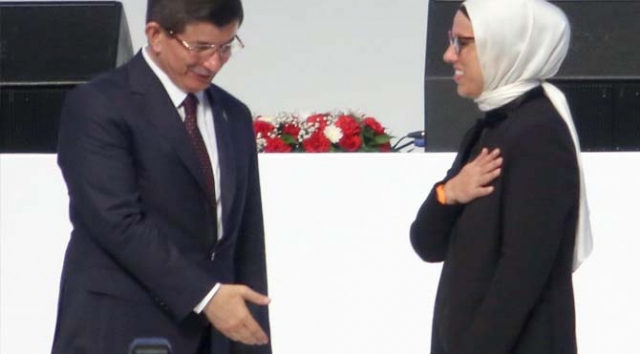 AK Partili Vekil, Davutoğlu'nun Elini Sıkmadı