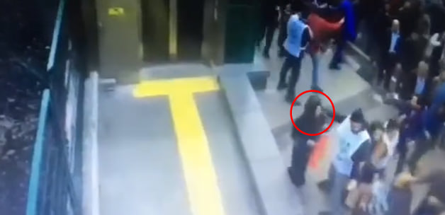 Kadıköy'de Başörtülü Kadına Saldırı-VİDEO