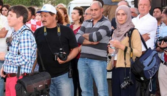 Başörtülü Gazeteciye 'Bombacı' Muamelesi