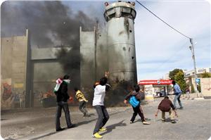 Filistinli Gençler El-Halil’de Siyonist Askeri Kuleyi Ateşe Verdi