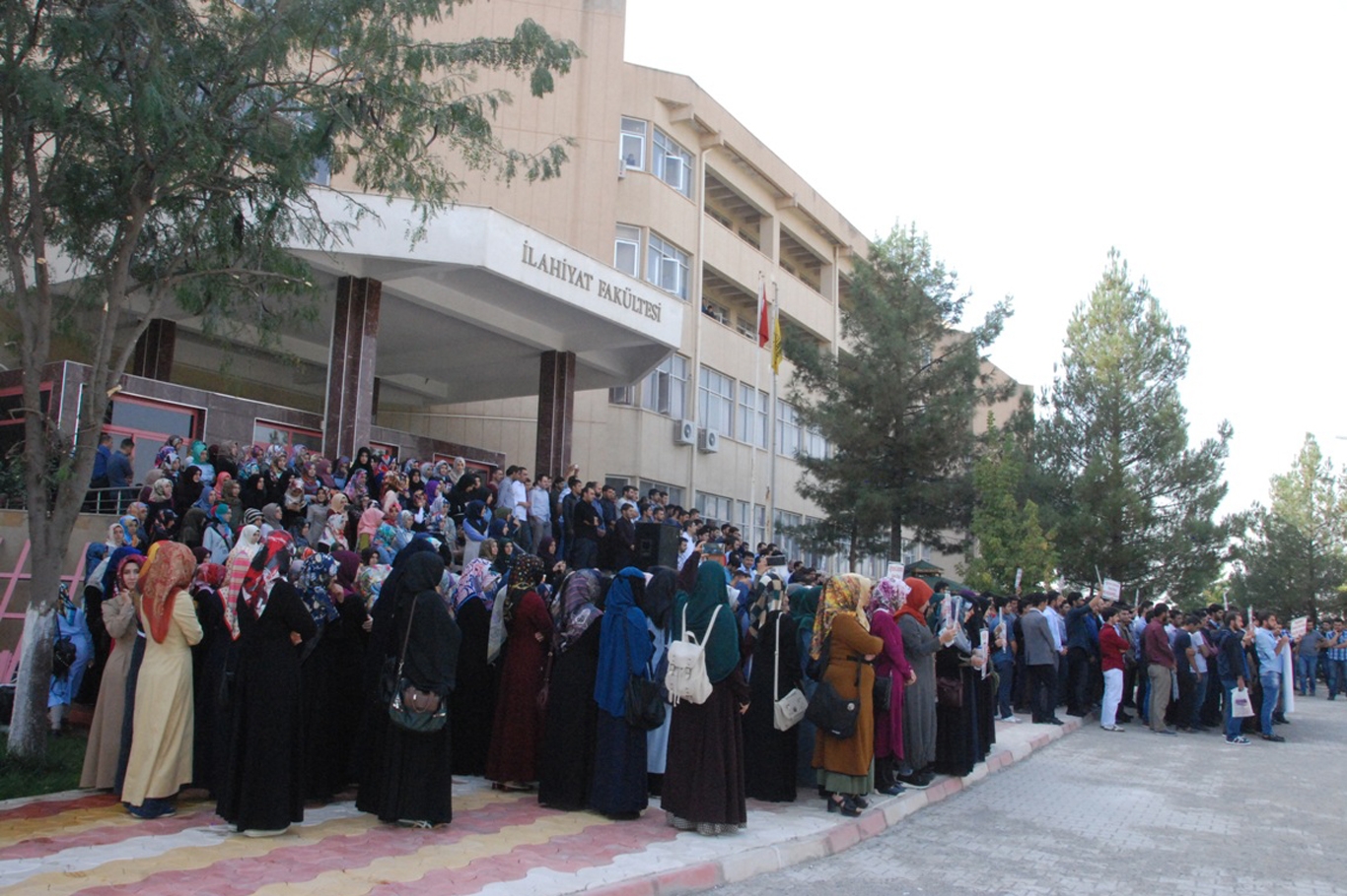 Dicle Üniversiteli Öğrenciler Hakaret Karikatürüne Tepki Gösterdi