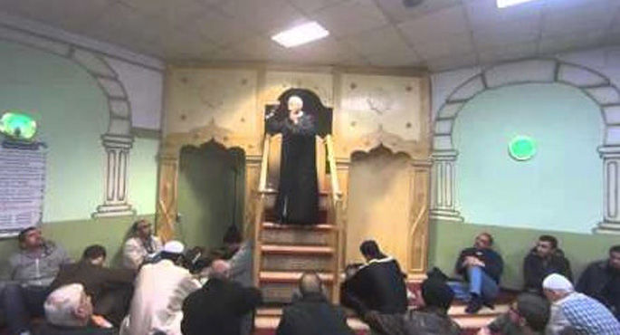 Alman Polisi Camiyi Köpeklerle Aradı