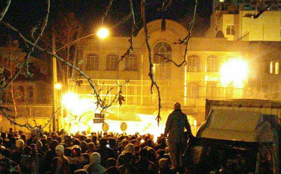 İran'da Suud Elçiliği Ateşe Verildi