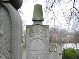 Müslüman mezarlığına ırkçı saldırı