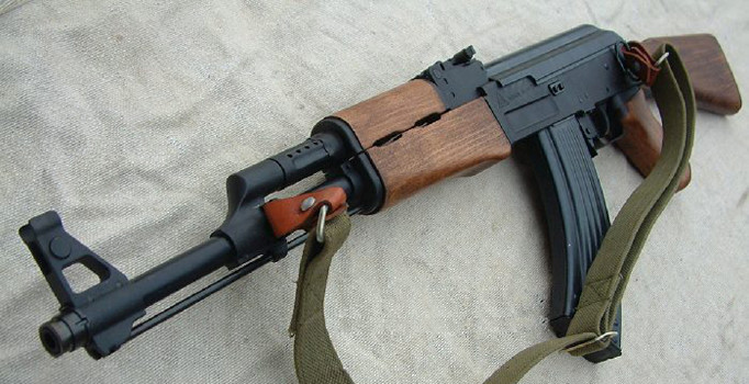 FETÖ'cü akademisyenin evinde kalaşnikof bulundu