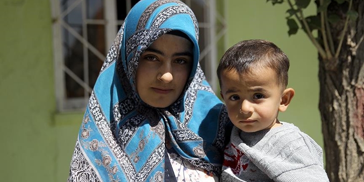 PKK'nın Yetim Bıraktığı Bebeğe Ablası Annelik Yapıyor
