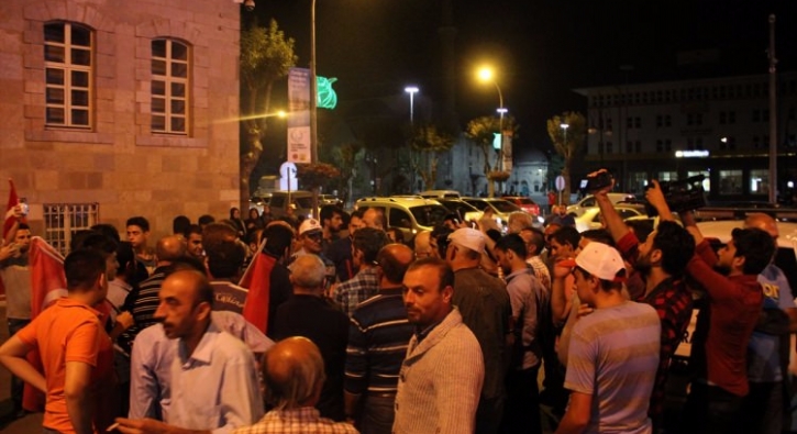 Konya'da Elektrikler Kesildi Vatandaşlar Valiliğe Koştu