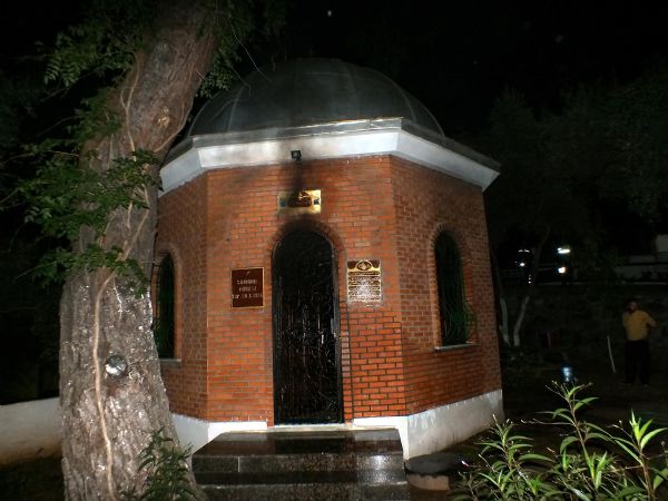 Kanuni'ye Yol Gösteren Sarı Ana'nın Türbesi Kundaklandı