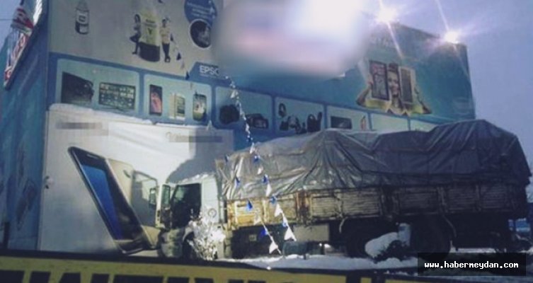 Telefonu Bozulunca Aldığı Mağzaya Kamyonla Daldı