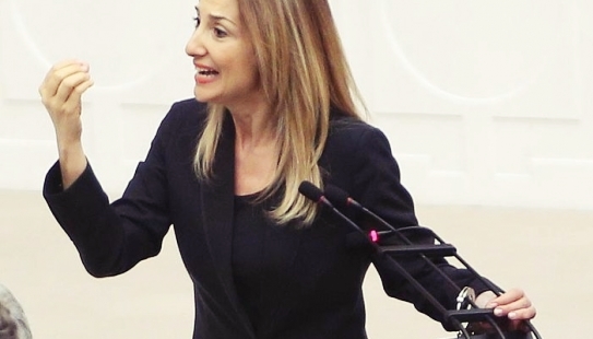 Bahçeli İçin Kendini Kelepçeledi