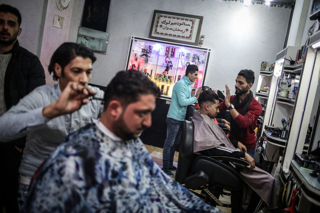 Gazzeli Berberlerin İlginç Saç Keseme Yöntemi (FOTO)