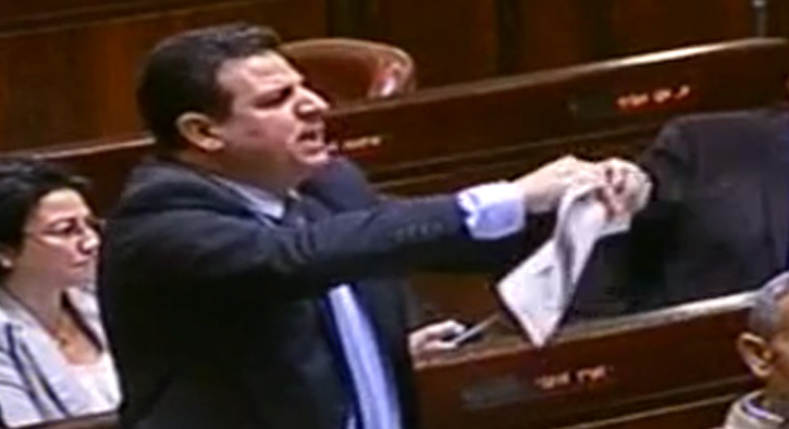 Arap vekil Ezanı Yasaklayan Taslağı Mecliste Yırttı