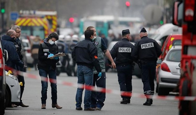 Fansa'da Polis Camiyi Bastı Müslümanları Zorla Dışarı Attı