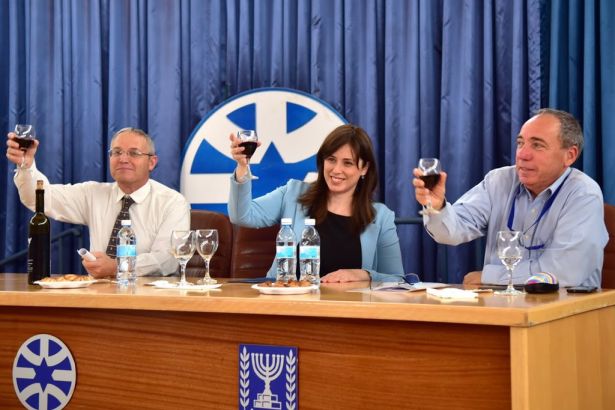 Siyonistler Çok Mutlu Kadeh Kaldıdılar