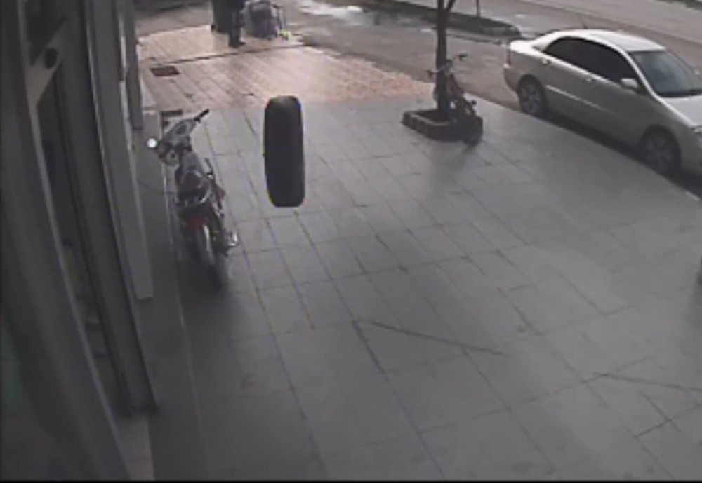 Eczanede Oturanlara Tekerlek Çarptı