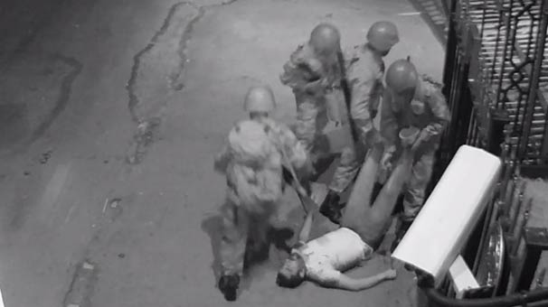 Darbeciler 15 Temmuz'da Şehidleri Kaldırıma Attı (FOTO)