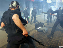 Bush Karşıtı Gösteride 200 Gözaltı