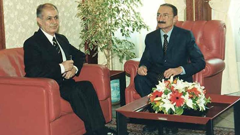 Ahmet Necdet Sezer Anayasa Kitapçığını Neden Fırlattı ?