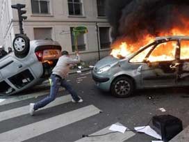 Paris Yeniden Yanıyor