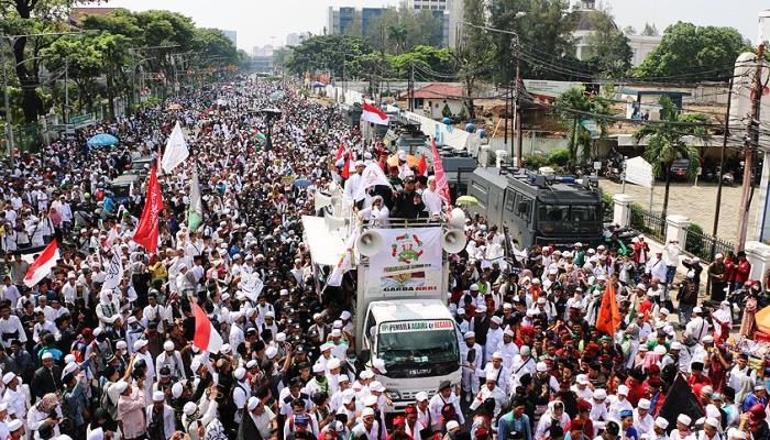 Endonezyalı Müslümanlar Sokaklara Döküldü