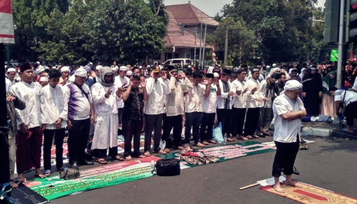 Myanmar'da Sokakta Namaz Kılan Müslümanlara Hapis!