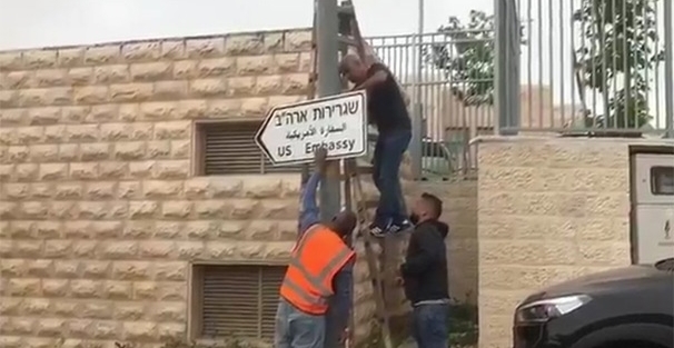 Kudüs'te  Tabelalar Asılmaya Başlandı