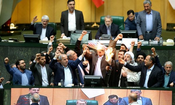 İran Meclisi'nde ABD Bayrağı Yakıldı