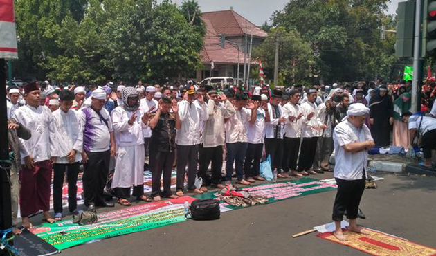 Myanmar'da, Namaz Kılana Hapis