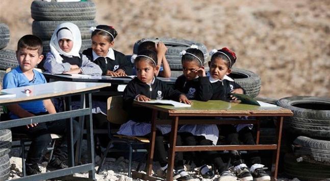 Filistin'deki Öğrenciler Güneşin Altında Ders Başı Yaptı