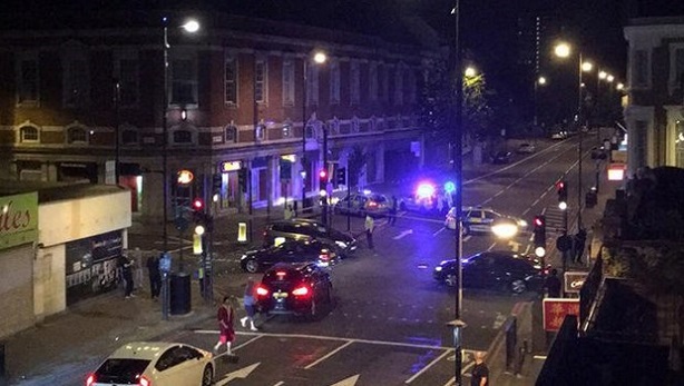 Londra'da cami önündeki yayalara araçlı saldırıya soruşturma