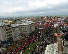 Şeriat İslâm"dır dedi, sesi kısıldı