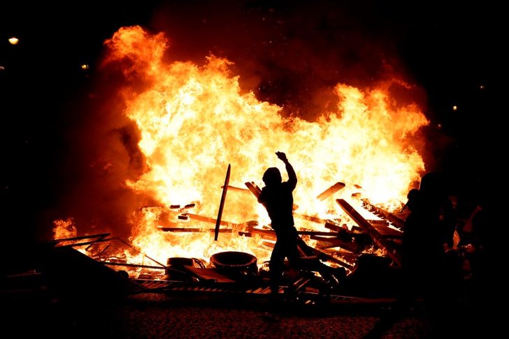 Fransa'da  Sokaklar Karıştı  (FOTO)